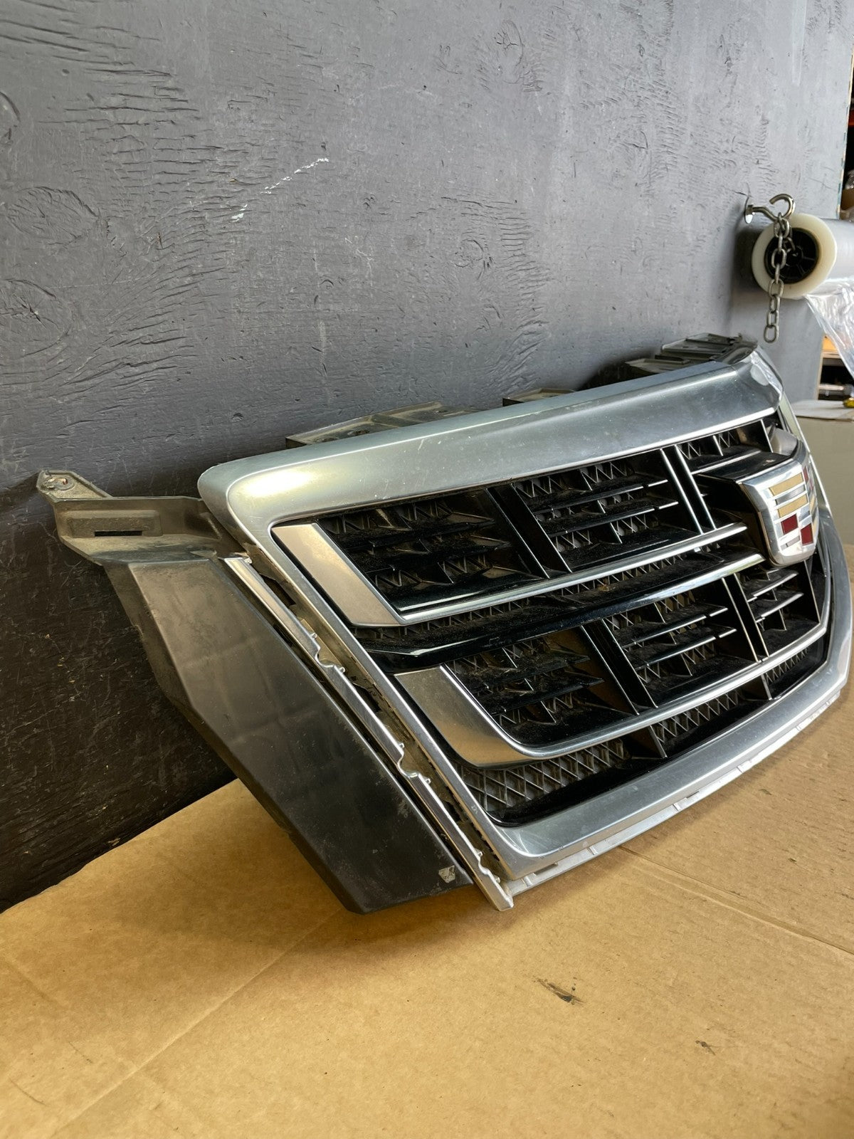 2016 to 2017 Cadillac XT5 Front Upper Grille Grill ac5033 DG2