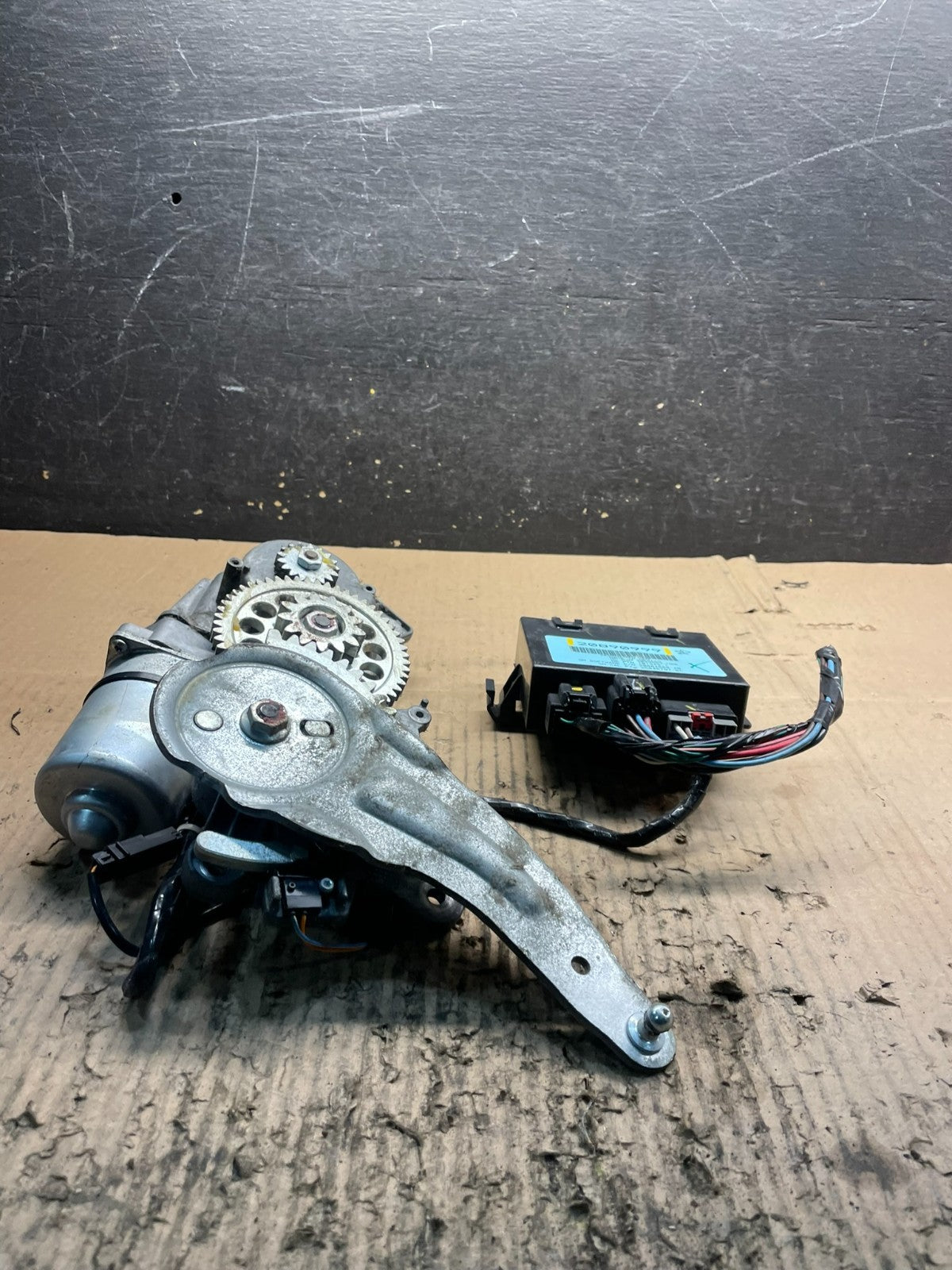 2009 to 2016 GMC Acadia Rear Trunk Liftgate Power Motor Actuator V2283 DG4