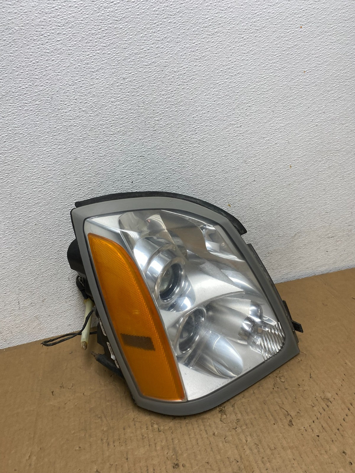 2004 to 2009 Cadillac SRX Right RH Side Xenon Headlight AD1062 DW2