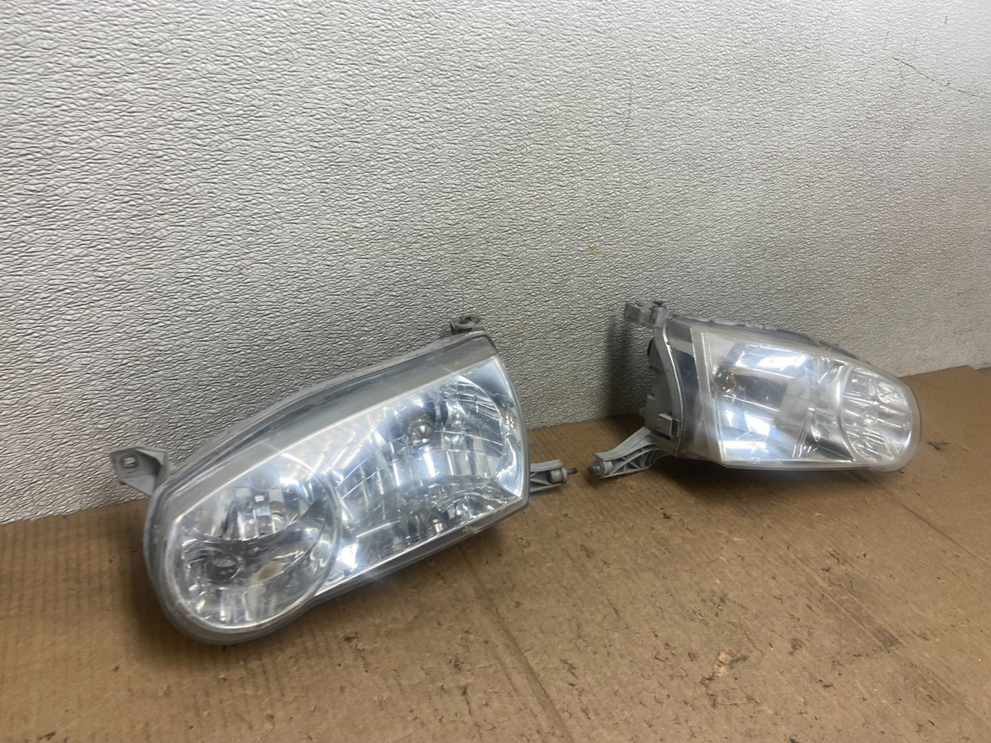 2001-2002 Toyota Corolla Left+Right Side Halogen Headlights OEM AA6835 DW2