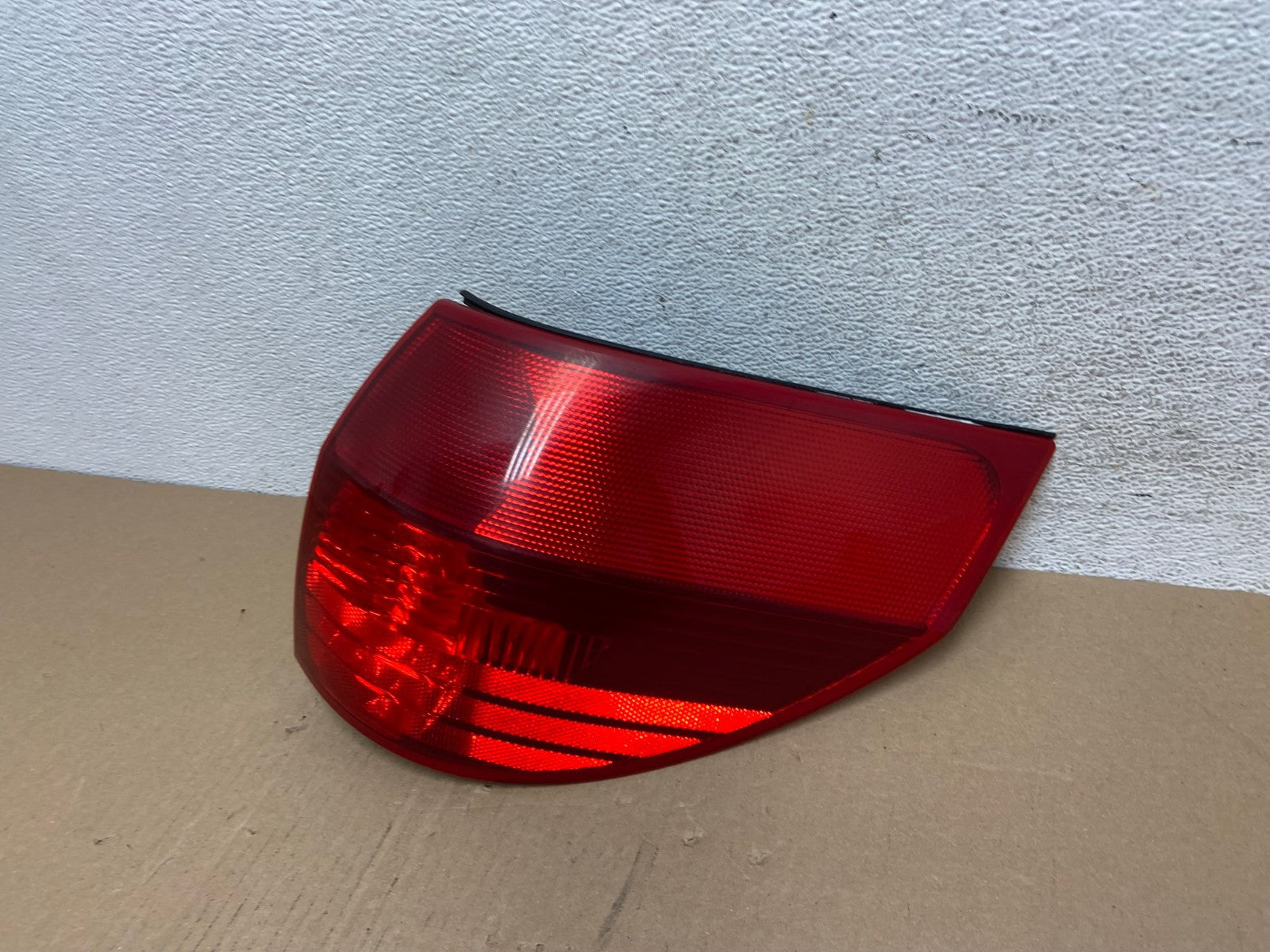 2004-2005 Toyota Sienna Right Passenger Rh Side Tail Light AE7230 LK1
