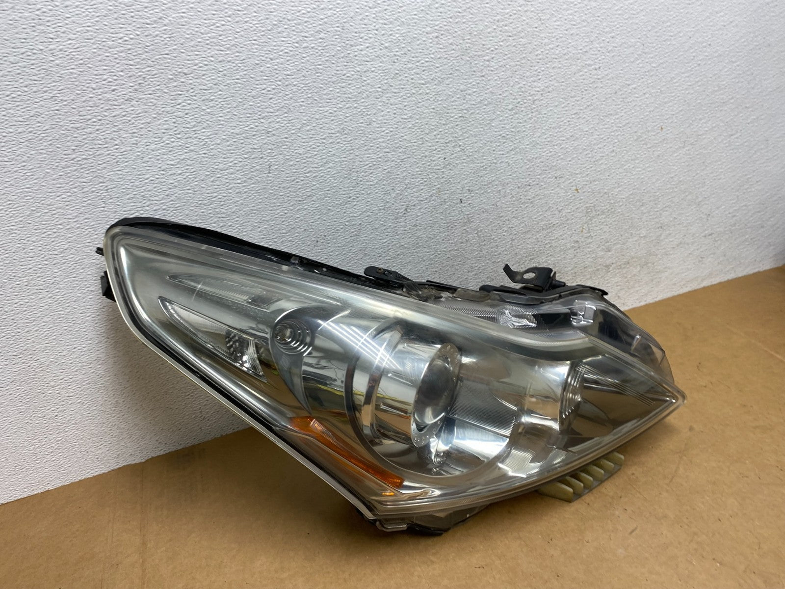 2010-2012 Infiniti G37 Right Passenger Side Xenon HID Headlight AE3040 DW2