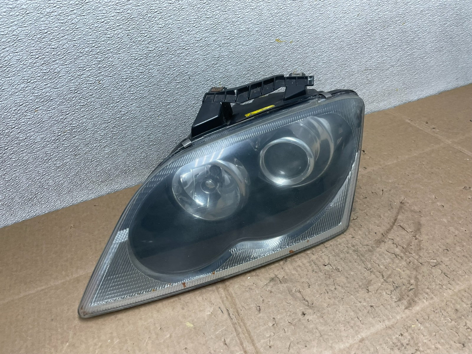 2004 to 2006 Chrysler Pacifica Headlight Left Driver LH Xenon OEM Y8960 DW2