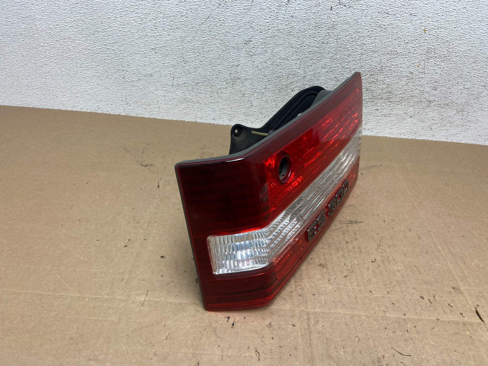 2000 2001 Lexus ES300 Inner Right Passenger RH Side Tail Light AE6033 DW2