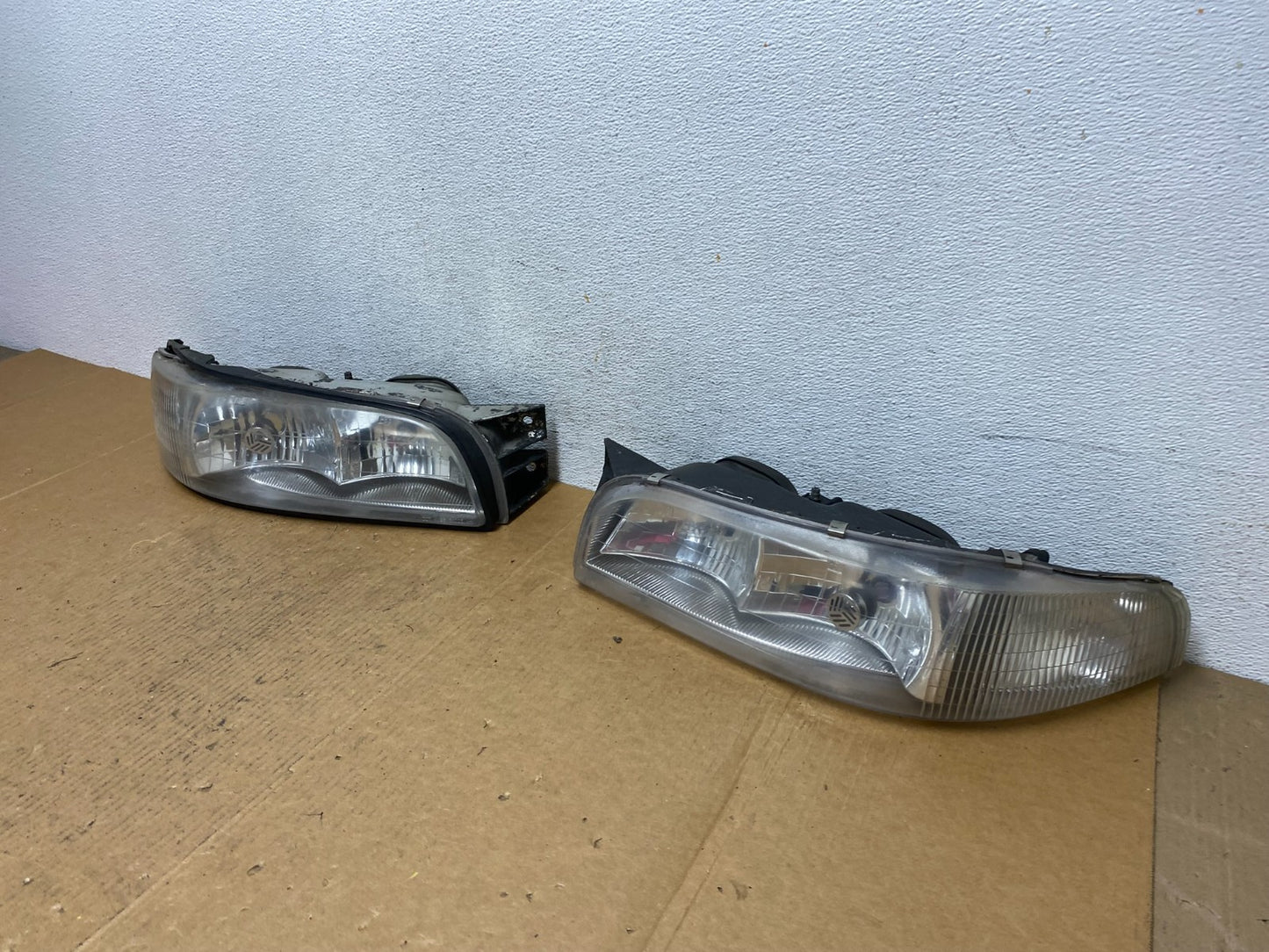 1997 to 1999 Buick Lesabre Left+Right Halogen Headlights AE0596 DW1