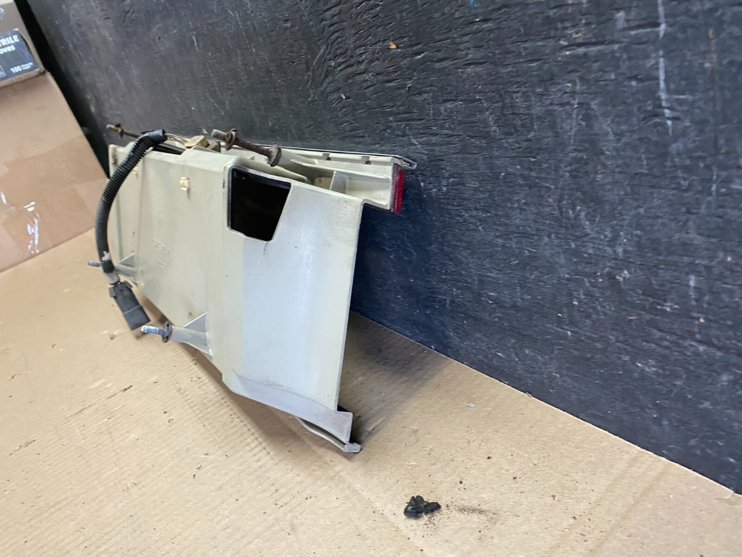 1987 - 1993 Cadillac Allante Center Tail Light License Plate Holder i7440 OEM DG4