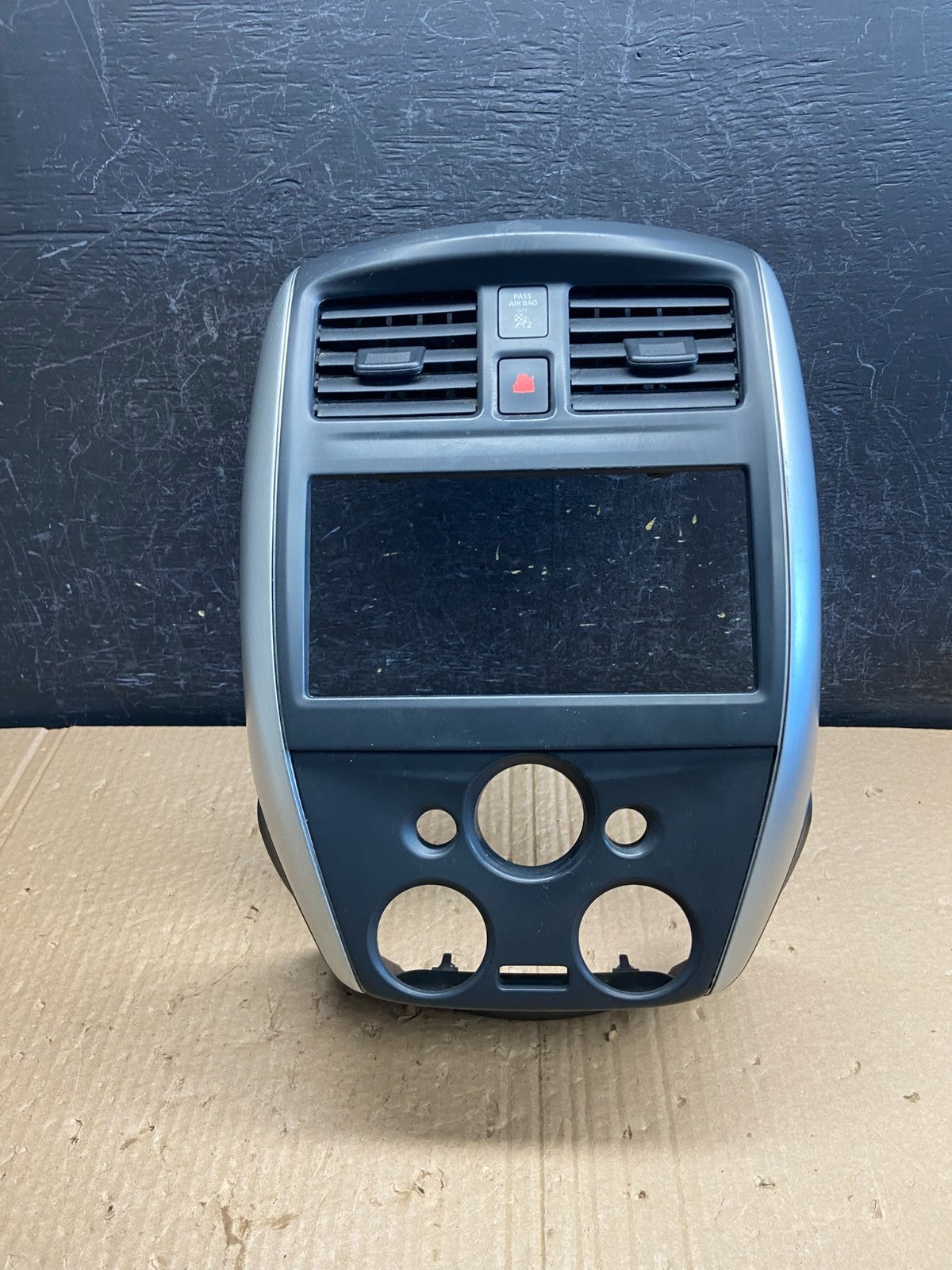 2015-2019 Nissan Versa Hatchback Center Dash Radio Climate Bezel Air Vent af63650