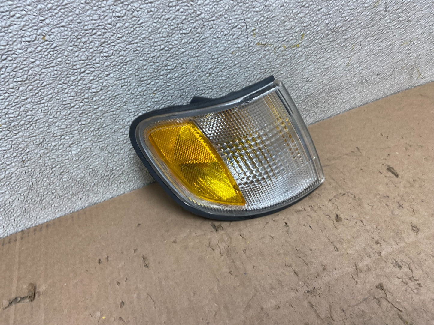 2002 Kia Sportage Right Passenger Side Headlight Turn Signal Y3022 PS2
