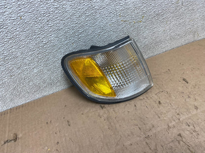 2002 Kia Sportage Right Passenger Side Headlight Turn Signal Y3022 PS2