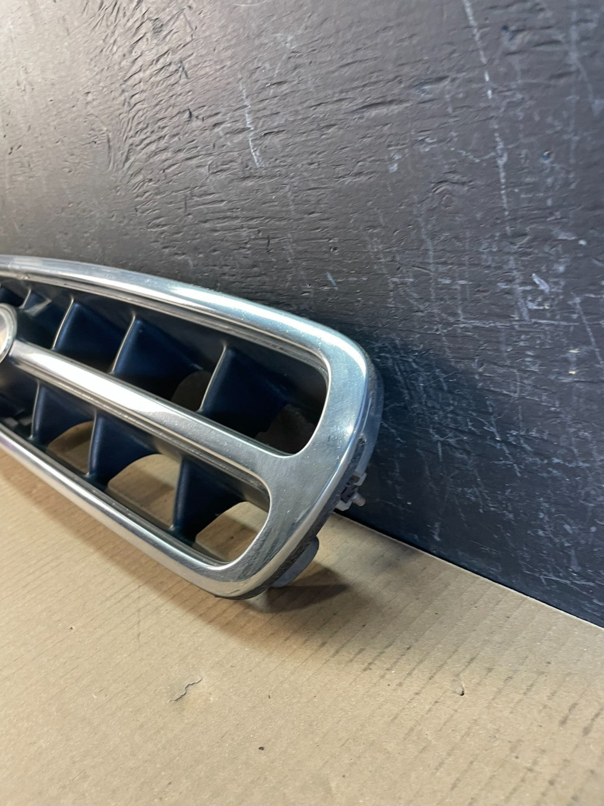 2000 to 2002 Subaru Legacy Outback Grill Grille OEM AC2013 DG1