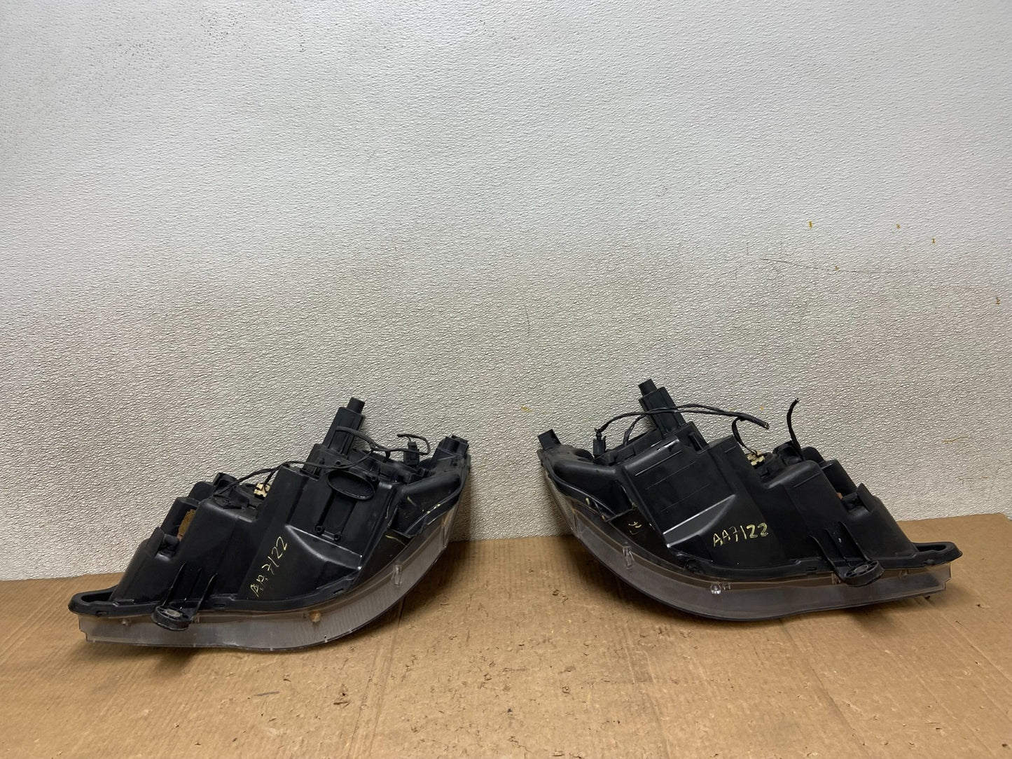 2008 to 2016 Chrysler Town and Country Left+Right Side Headlights AA7122 DW9