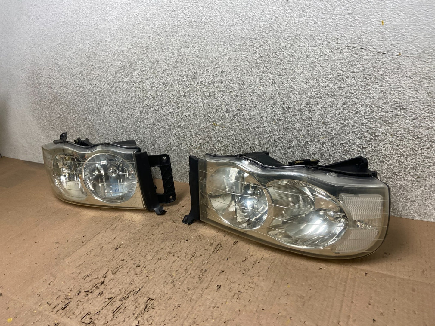 2002 to 2005 Dodge Ram Left+Right Side Halogen Headlights Y5017 DW1