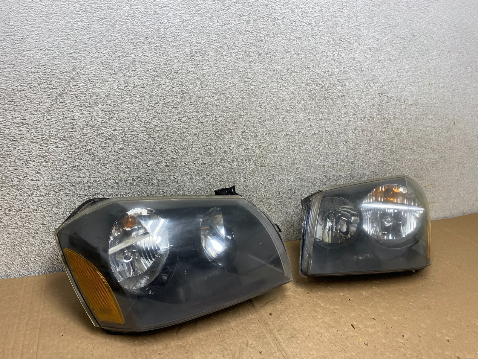 2005 2006 2007 Dodge Magnum Left+Right Side Headlights Oem V3020 DW2