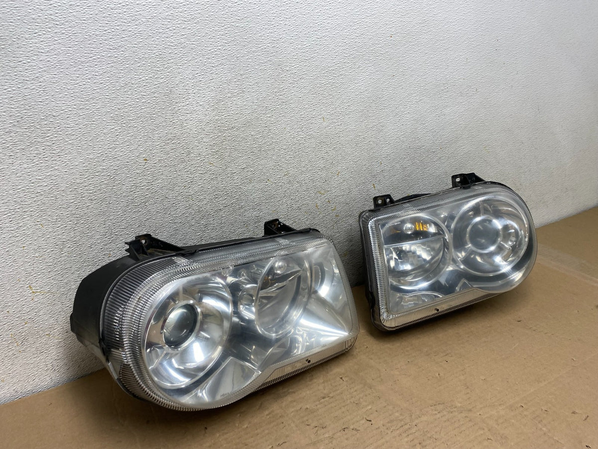 2005 to 2010 Chrysler 300C Left+Right Side Halogen Headlights AH9433 DW2