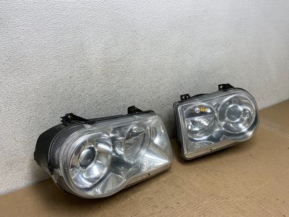 2005 to 2010 Chrysler 300C Left+Right Side Halogen Headlights AH9433 DW2