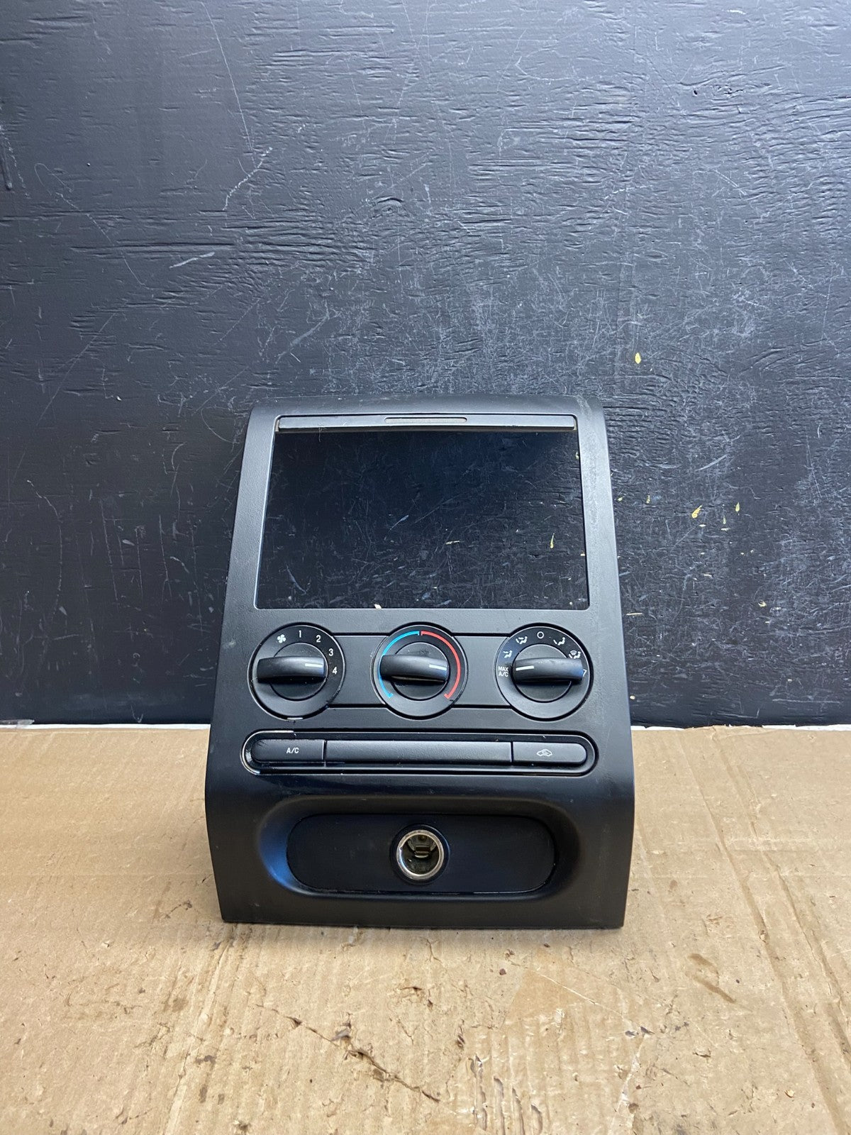 2004 to 2008 Ford F150 Radio Climate Dash Bezel Surround Black ae2069 DG0