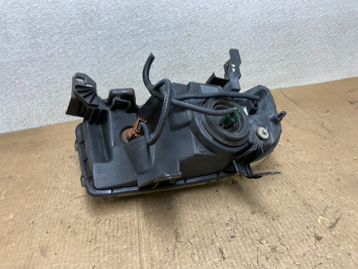 2005 - 2007 Ford Freestyle Left Driver LH Side Halogen Headlight AA8500 DW4