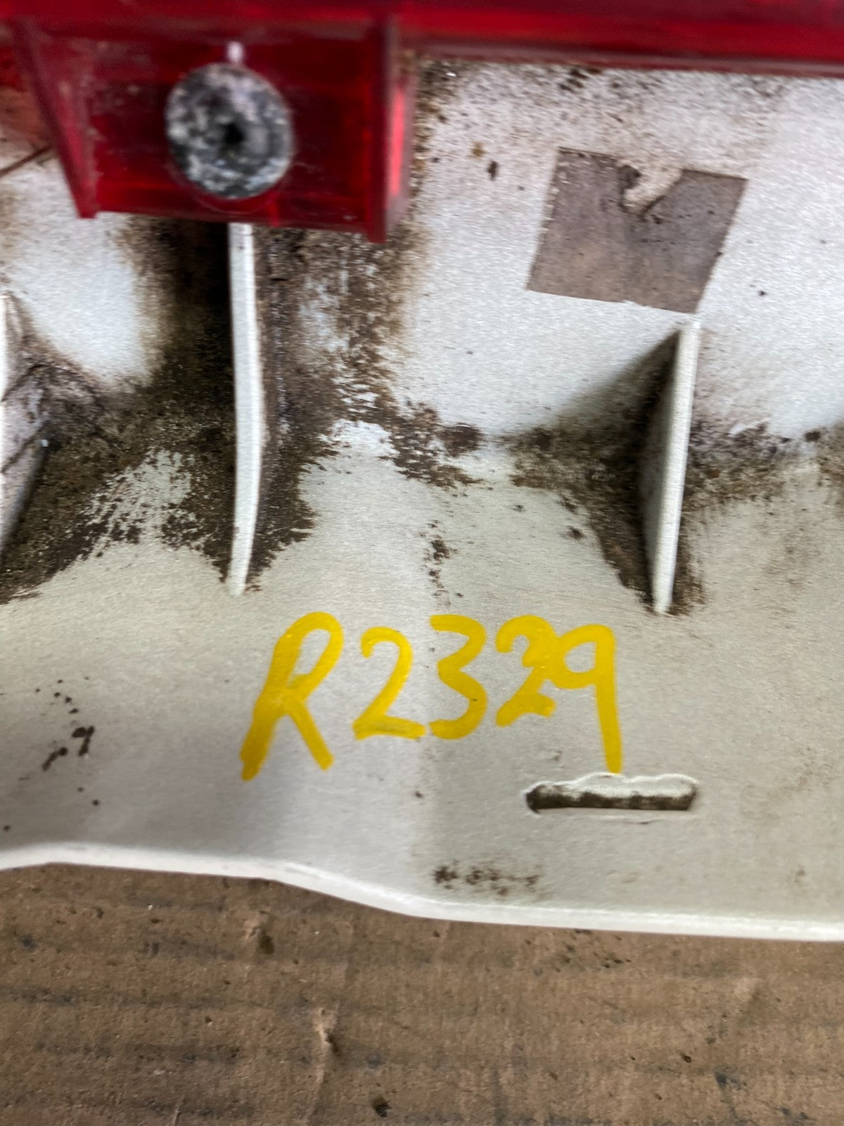 2001 to 2004 Cadillac Seville SLS Rear 3rd Break Light lid mounted OEM R232915