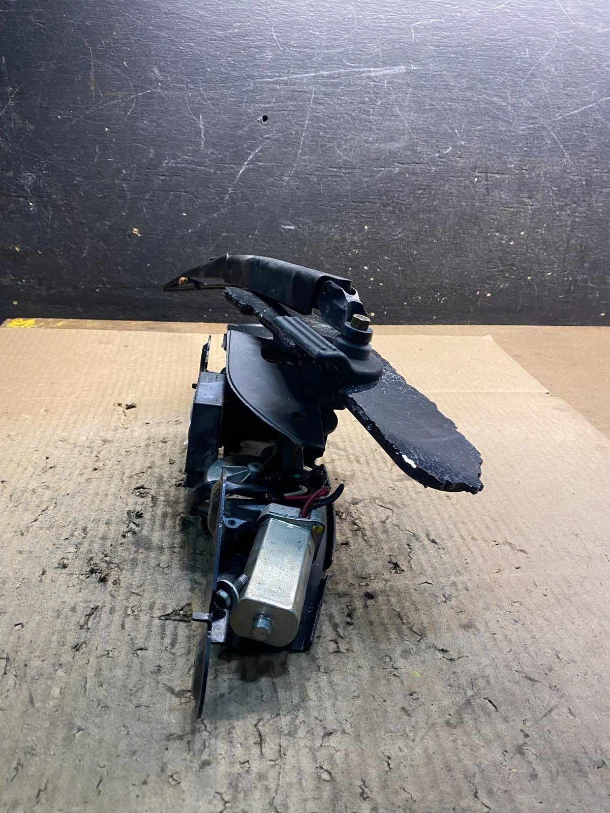 2009 to 2014 Ford Expedition Navigator Rear Windshield Wiper Motor z5068 DG2