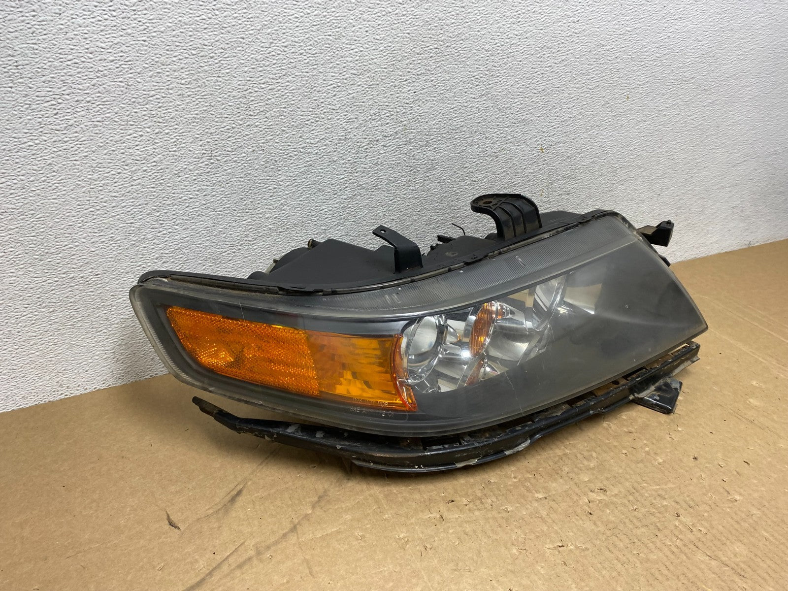 2004 to 2006 Acura TSX Right Passenger RH Side Xenon HID Headlight AG0489 DW2