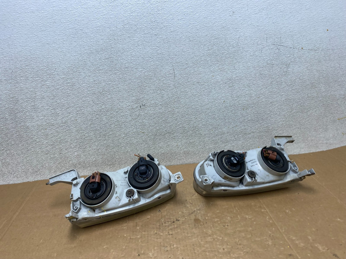 2001-2002 Toyota Corolla Left+Right Side Halogen Headlights V4977 DW11