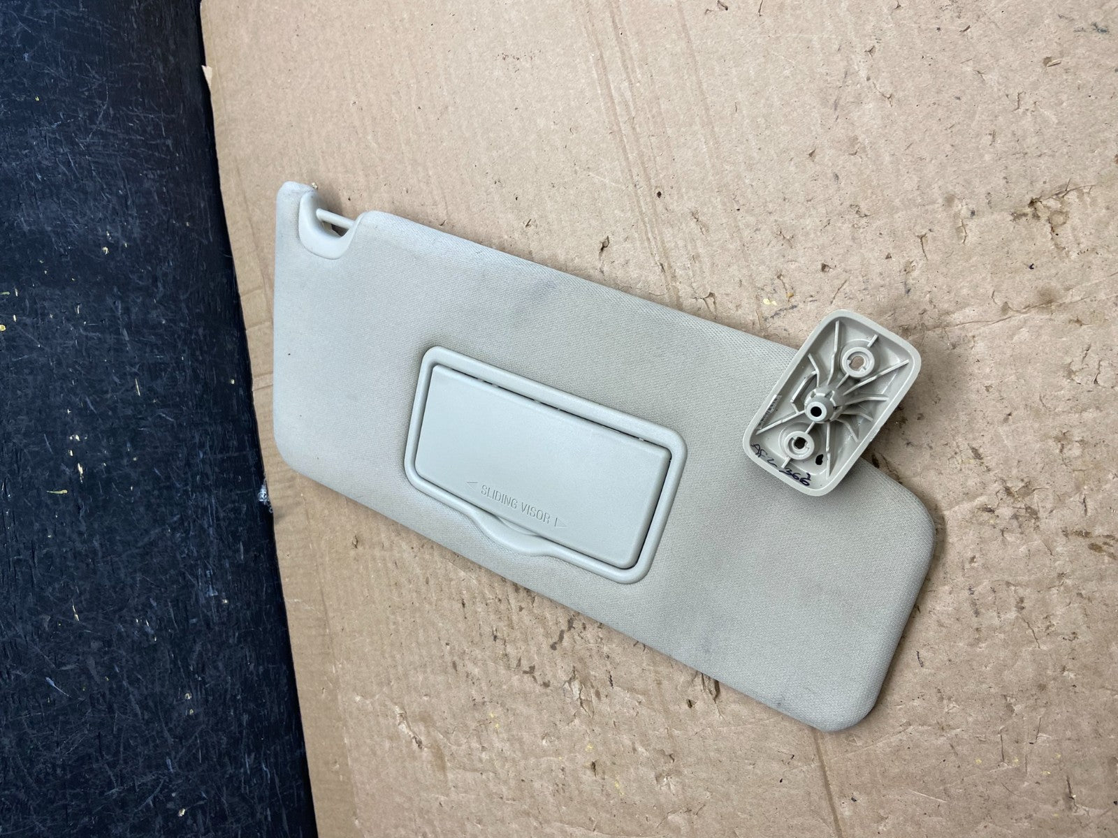 2011-2015 Ford Explorer Front Right Passenger Side Sun Visor Sunvisor AF23661