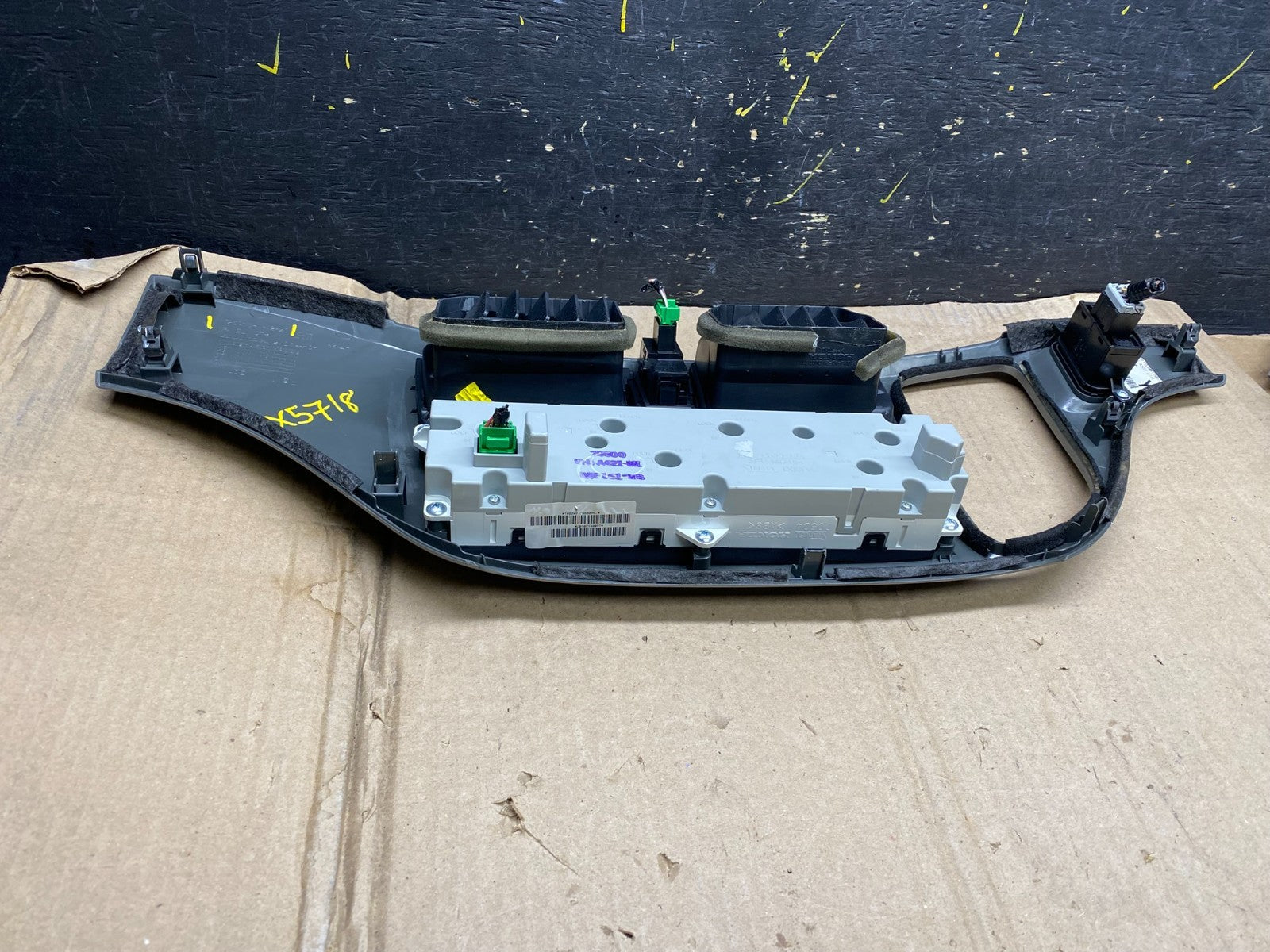 2005 to 2010 Honda Odyssey  Radio Climate Control Dash Trim Bezel X5718 DG4