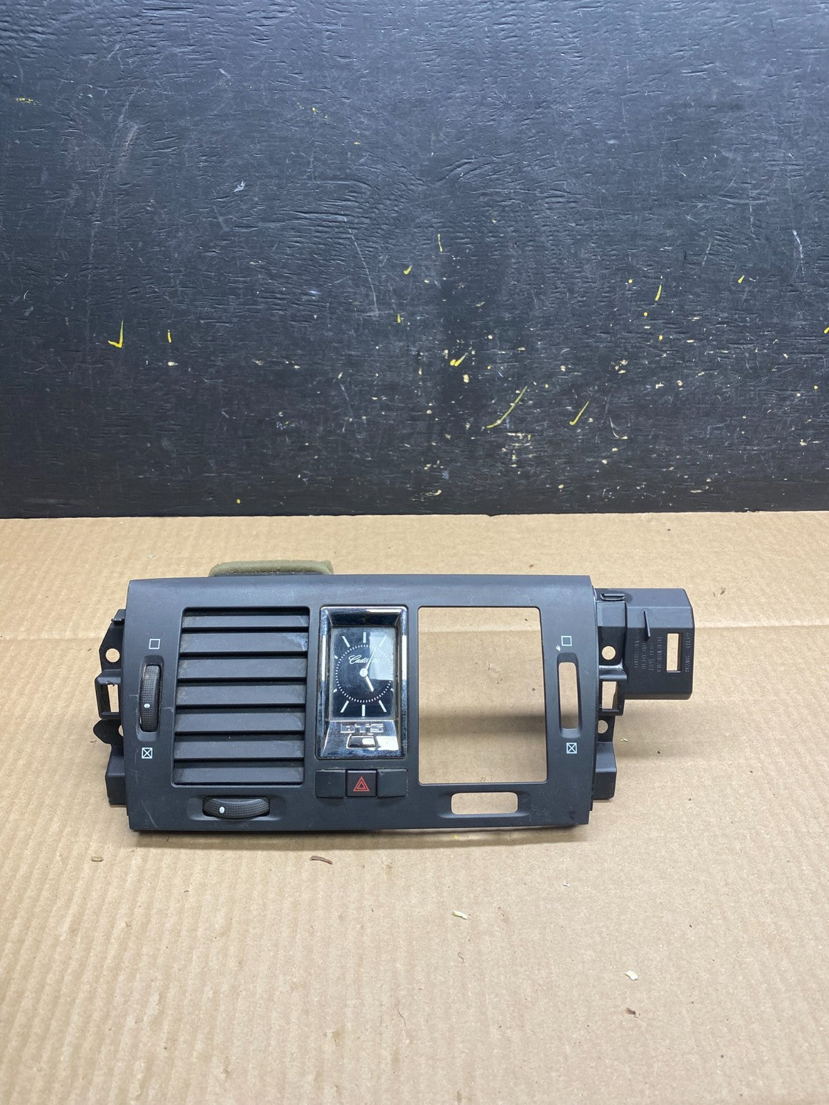 2006 to 2011 Cadillac DTS Dash Center Air Vent Heater Bezel u5892 DG0