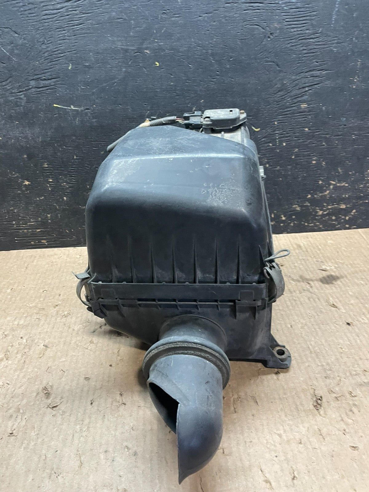 2001-2004 Toyota Sequoia Tundra 4.7L V8 Air Cleaner Intake Filter Box Z3354 DG2
