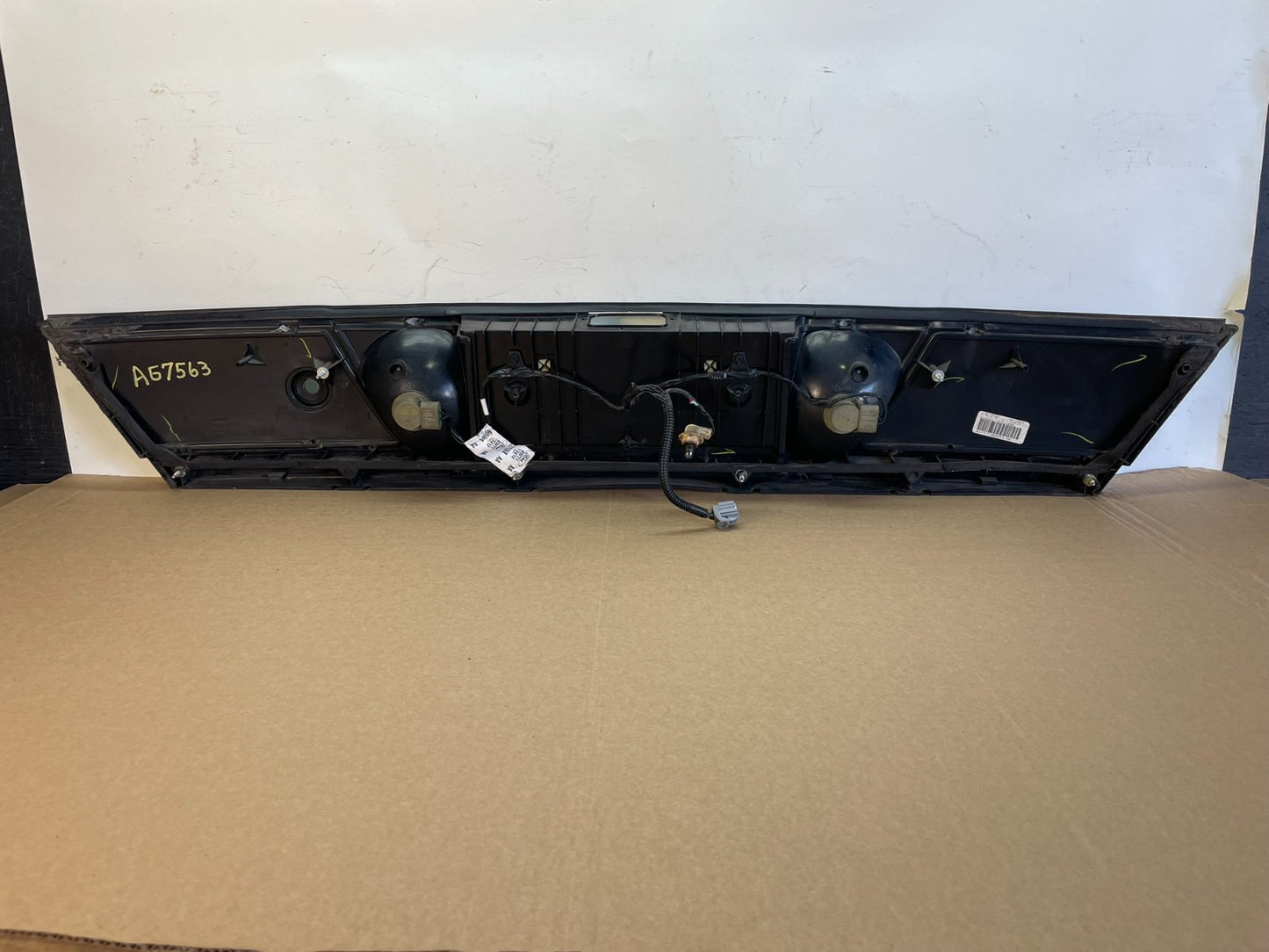 1998 - 2011 Ford Crown Victoria Trunk Rear Garnish License Plate Panel ag7563 DG3