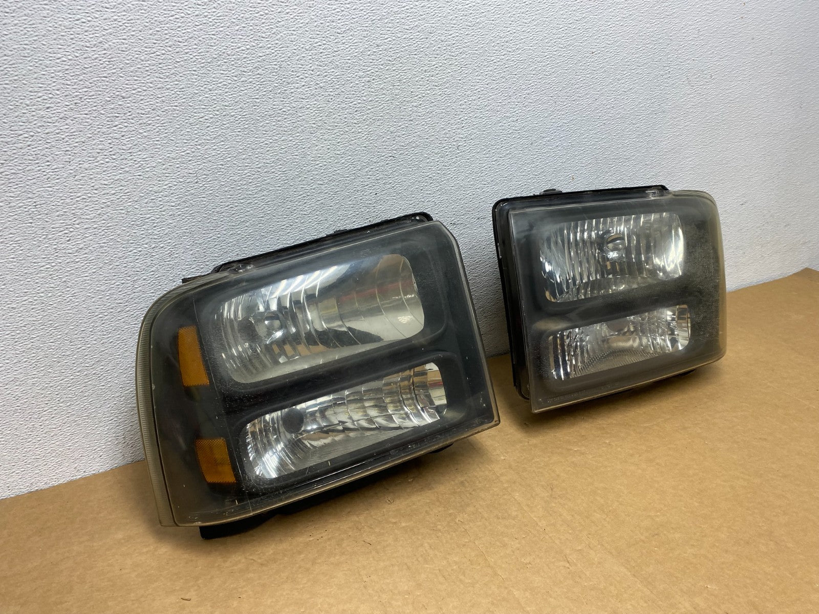 2005-2007 Ford F-250 F250 Super Duty Left+Right Side Headlights AD4459 DW2