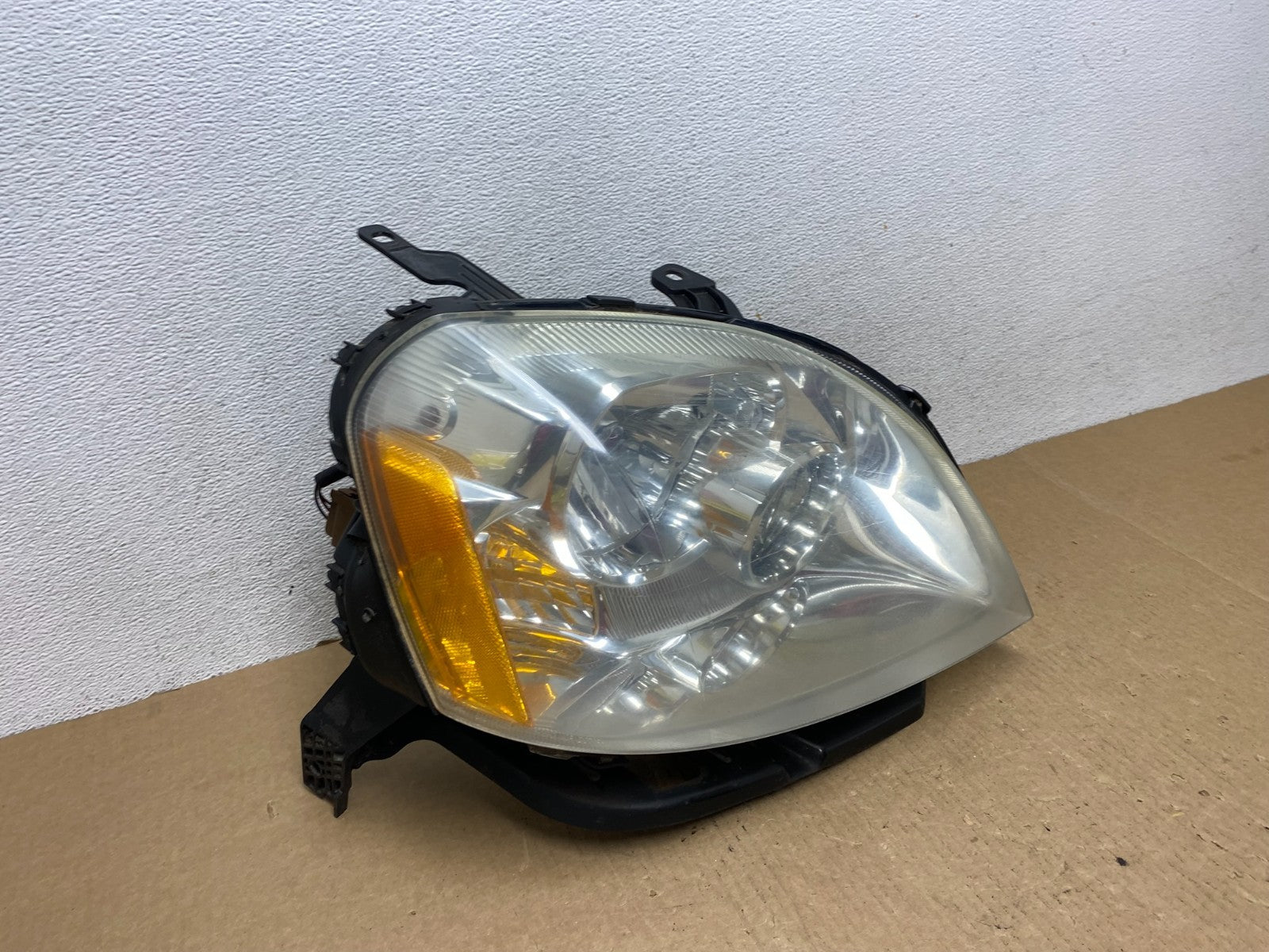 2005 to 2007 Ford Five Hundred Halogen Right Passenger Side Headlight AF9668 DW2