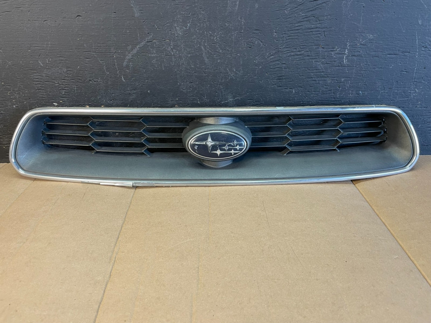 2000 to 2002 Subaru Outback Legacy Center Grille 91121AE010 AC20620