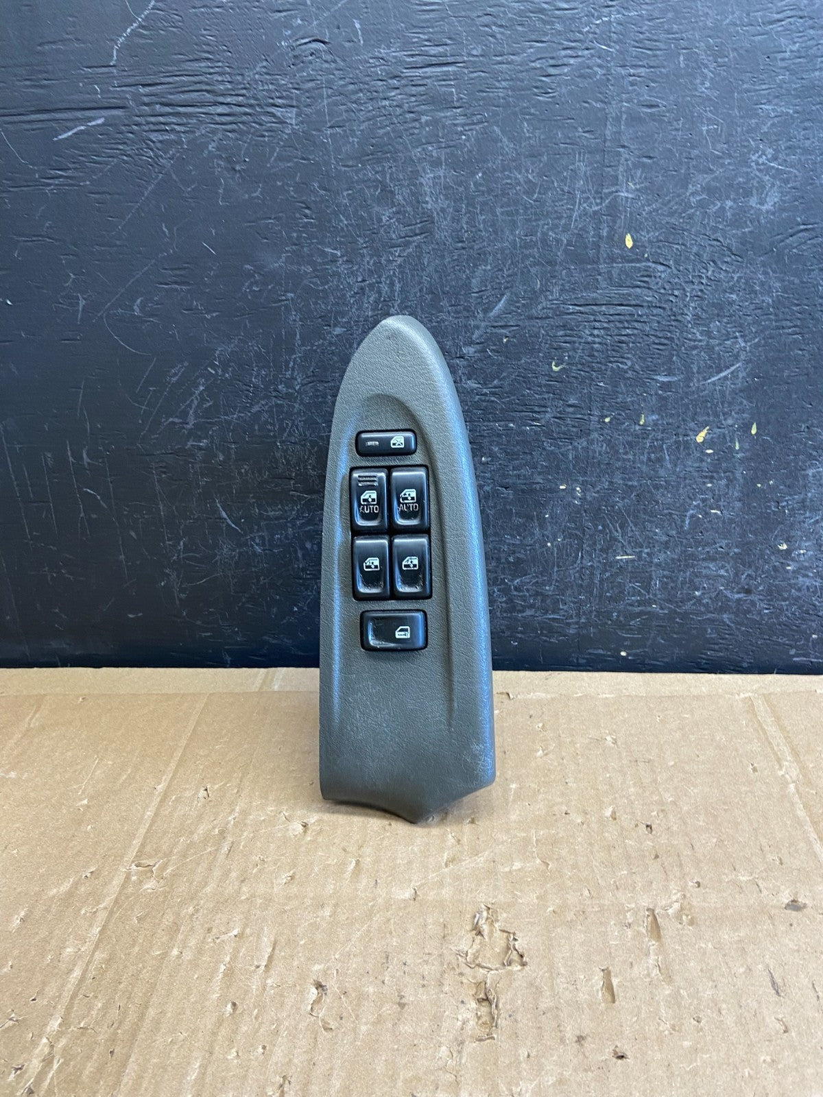 2002-2005 Chevrolet Trailblazer Left Driver Window Control Switch AD2337 DG0
