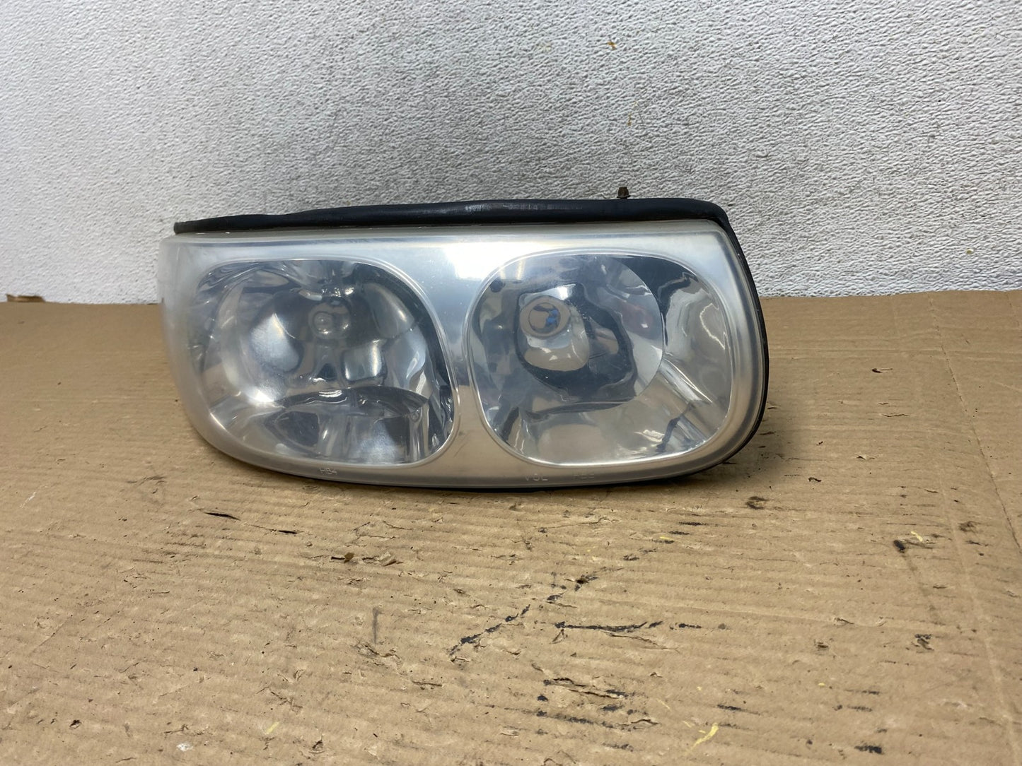 2000 to 2005 Buick Lesabre Headlight Right Passenger Side Halogen AG9121 DW2