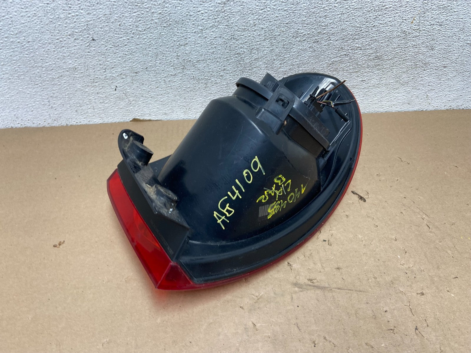 2009 to 2011 Volkswagen Tiguan Driver Left Side Tail Light AG41095