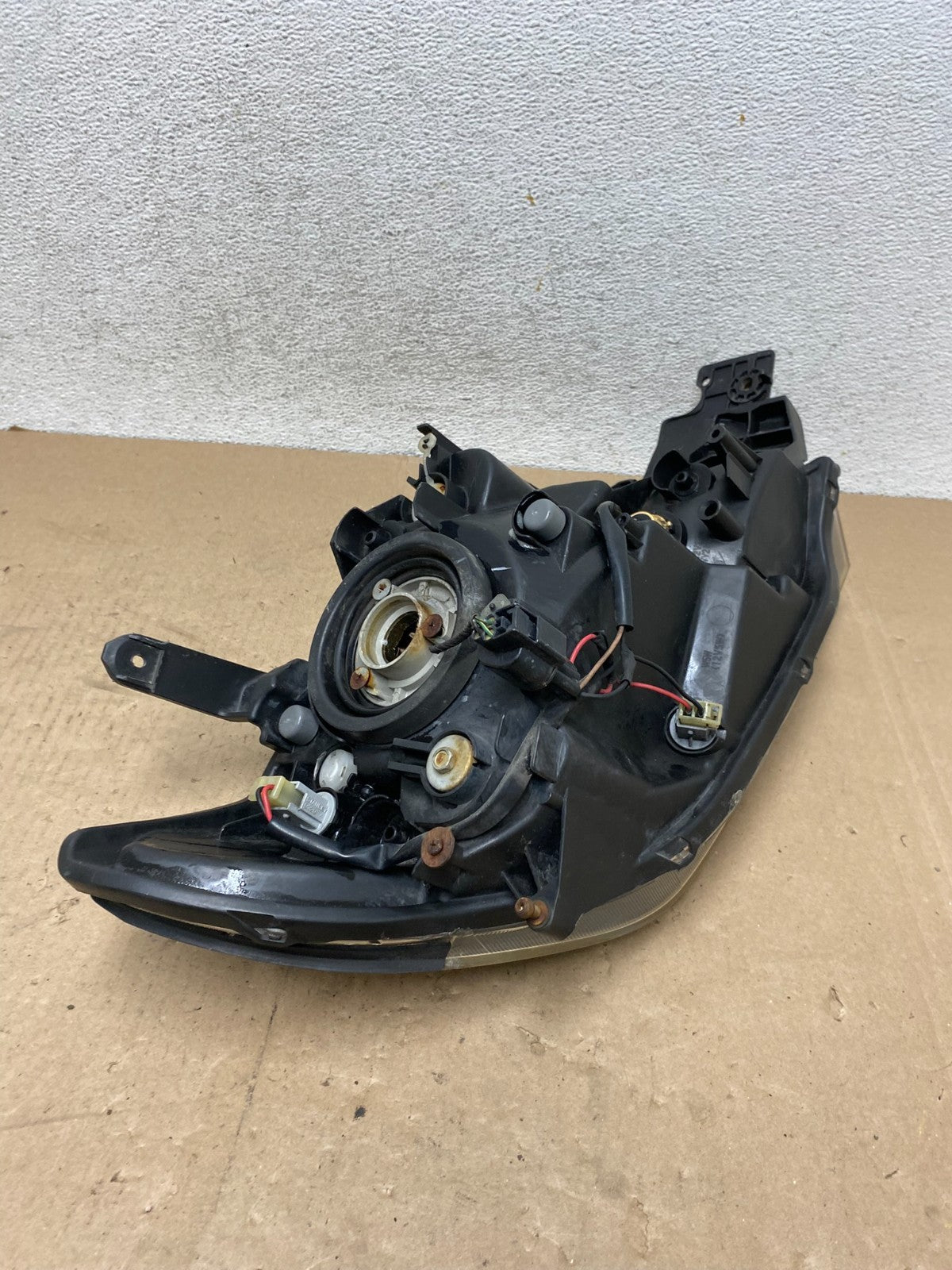 2003-2004 Mitsubishi Outlander Left Driver LH Headlight AG47037