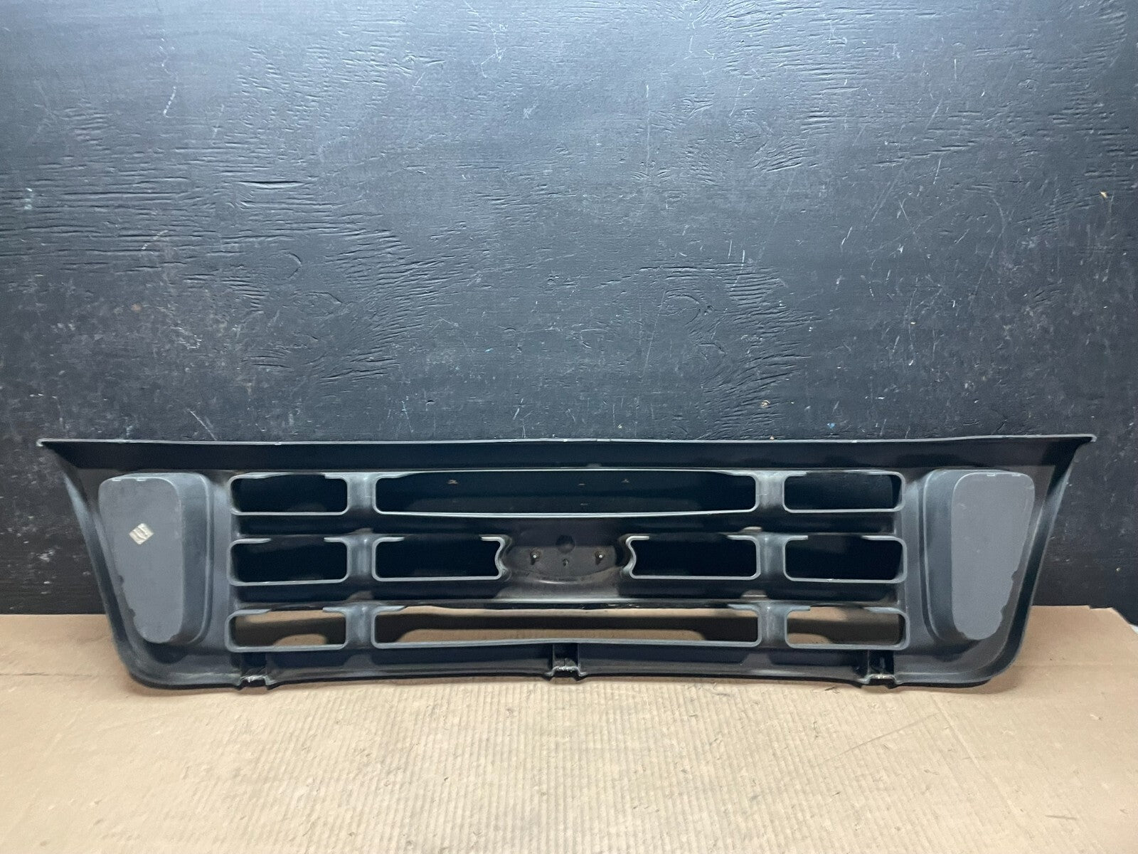 2003 to 2007 Ford Econoline E150 E250 E350 Front Grille Grille J7032 OEM DG3