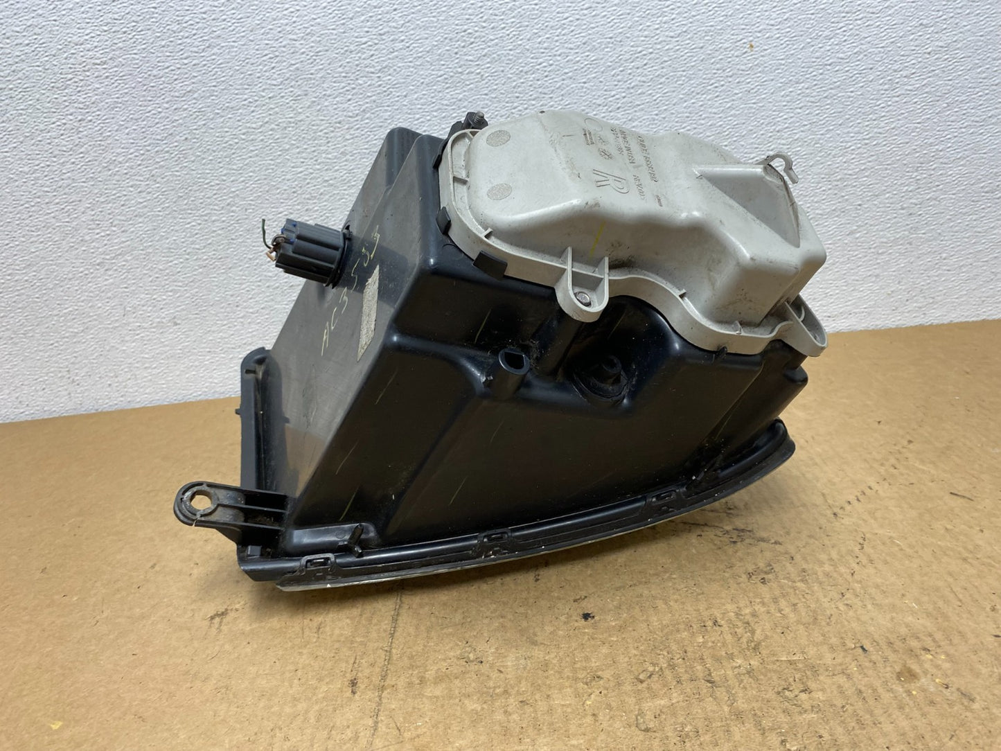 2005 - 2011 Cadillac STS Right Passenger RH Side Xenon Headlight OEM AC3583 DW7