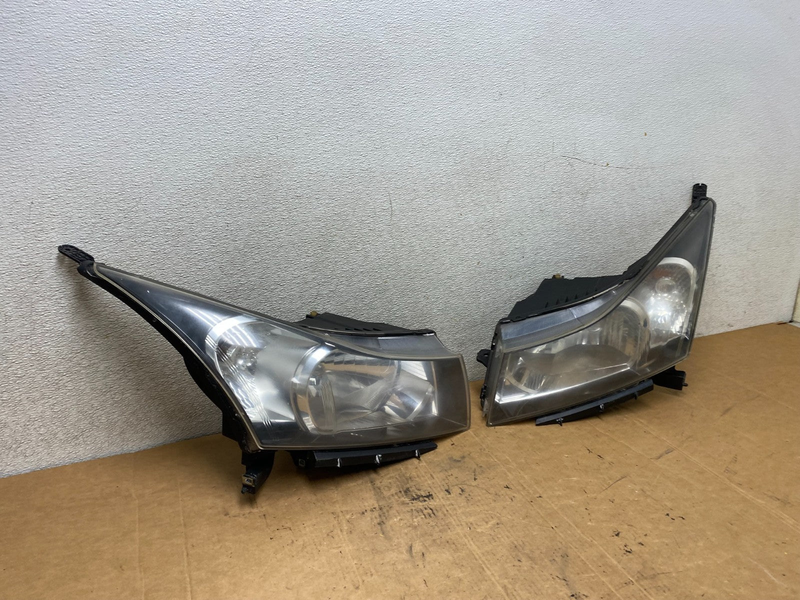2011 to 2015 Chevrolet Cruze Halogen Left+Right Set Headlights T2189 DW2
