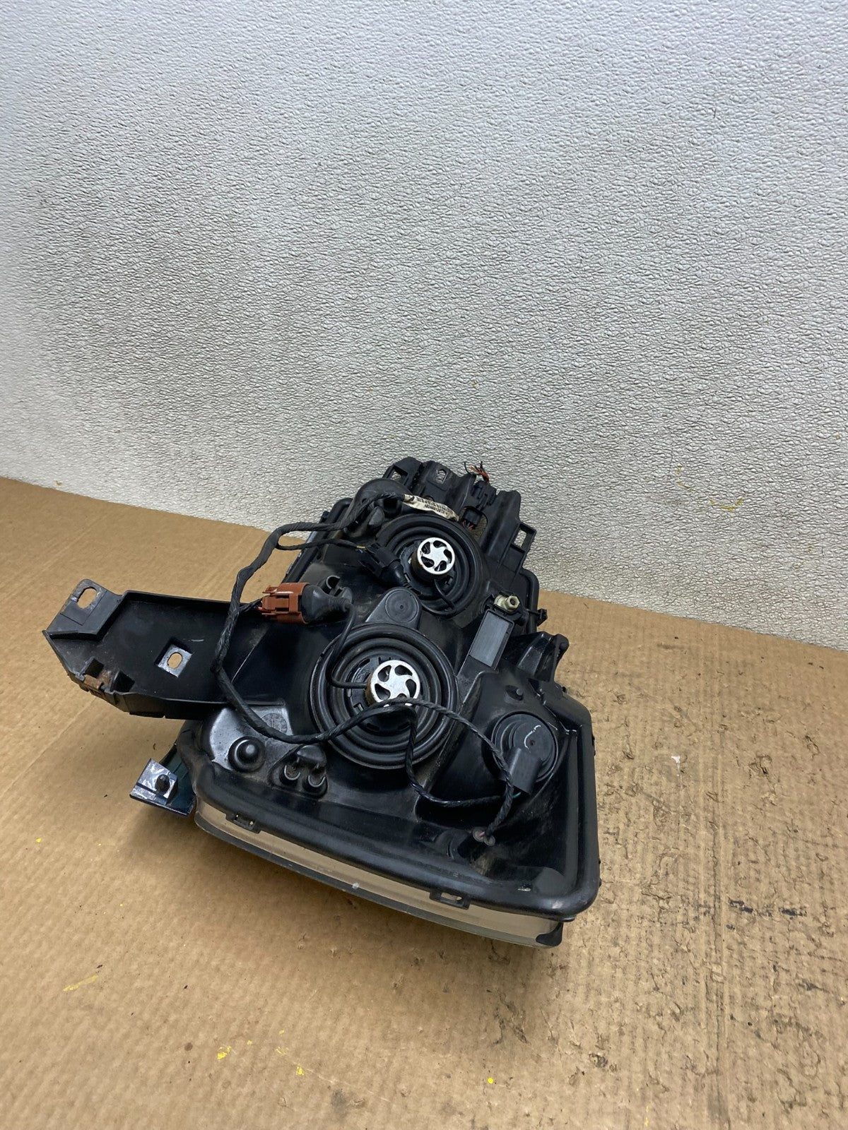 2004 to 2007 Nissan Armada Right Passenger RH Side Headlight W7747 DW8