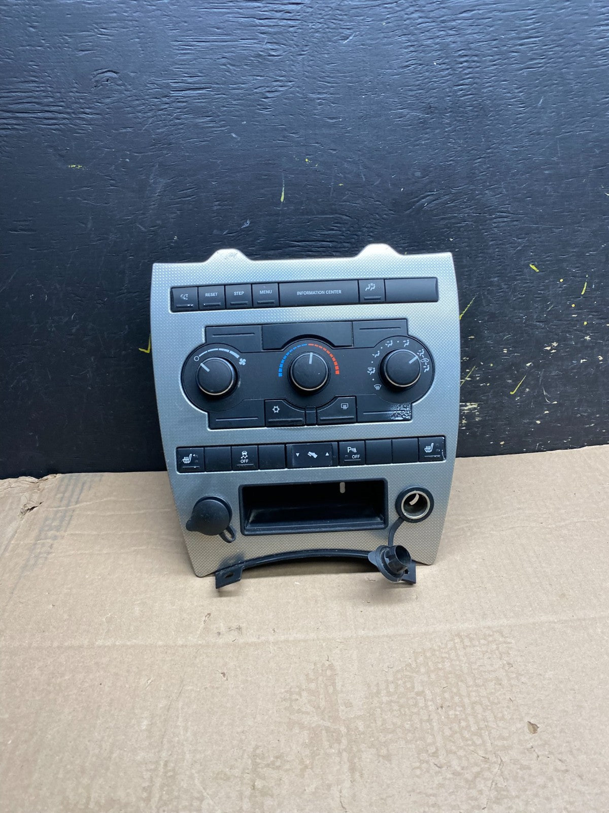 2005 2006 2007 Jeep Commander Grand Cherokee A/C Climate Control Bezel Y9938 DG0