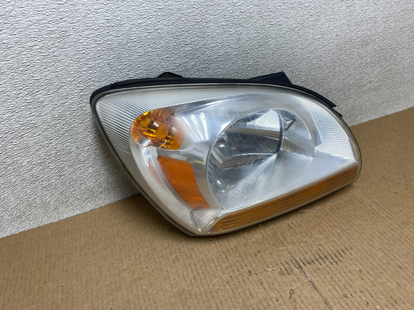 2005 to 2006 Kia Sportage Right Passenger RH Halogen Headlight OEM W3830 DW2
