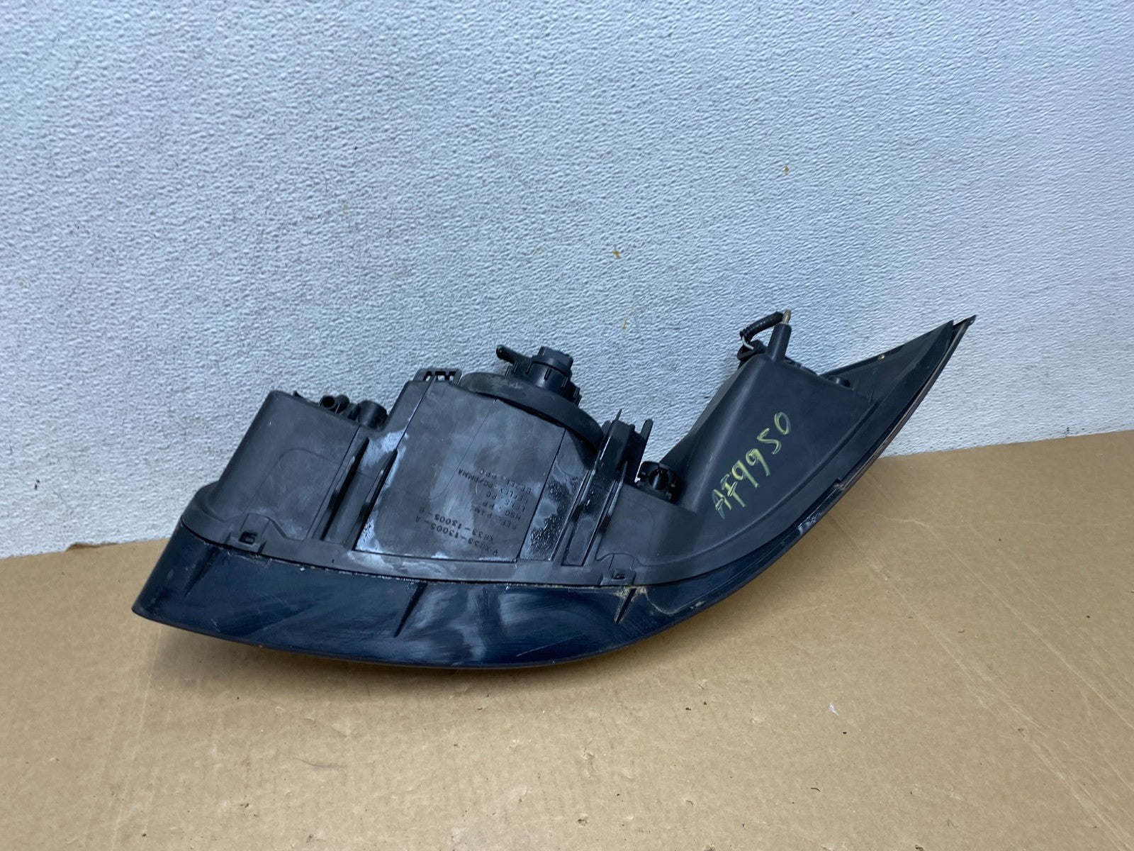 1999 to 2004 Ford Mustang Right Passenger RH Side Headlight AF9950 DW8
