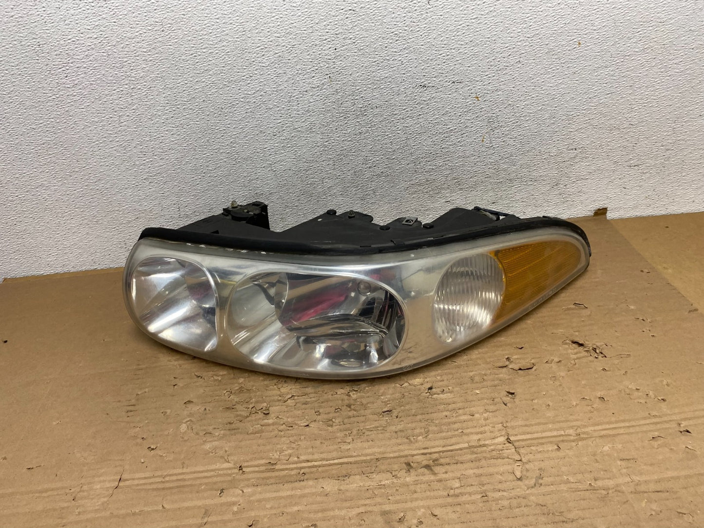 2000 to 2005 Buick Lesabre Headlight Left Driver Lh Side Halogen AD4354 DW0