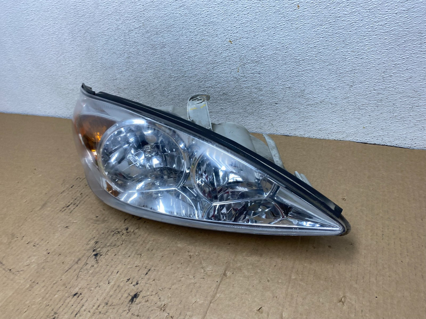 2002 to 2004 Toyota Camry Halogen Headlight Right Passenger Rh AG2178 DW1