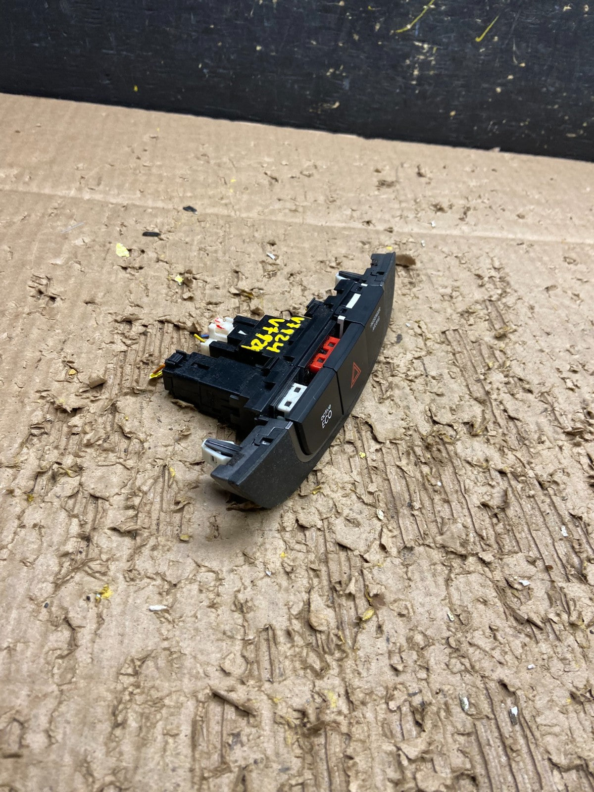 2010 to 2013 Hyundai Tucson Dash Dashboard Center Warning Hazard Switch V7924 DG1