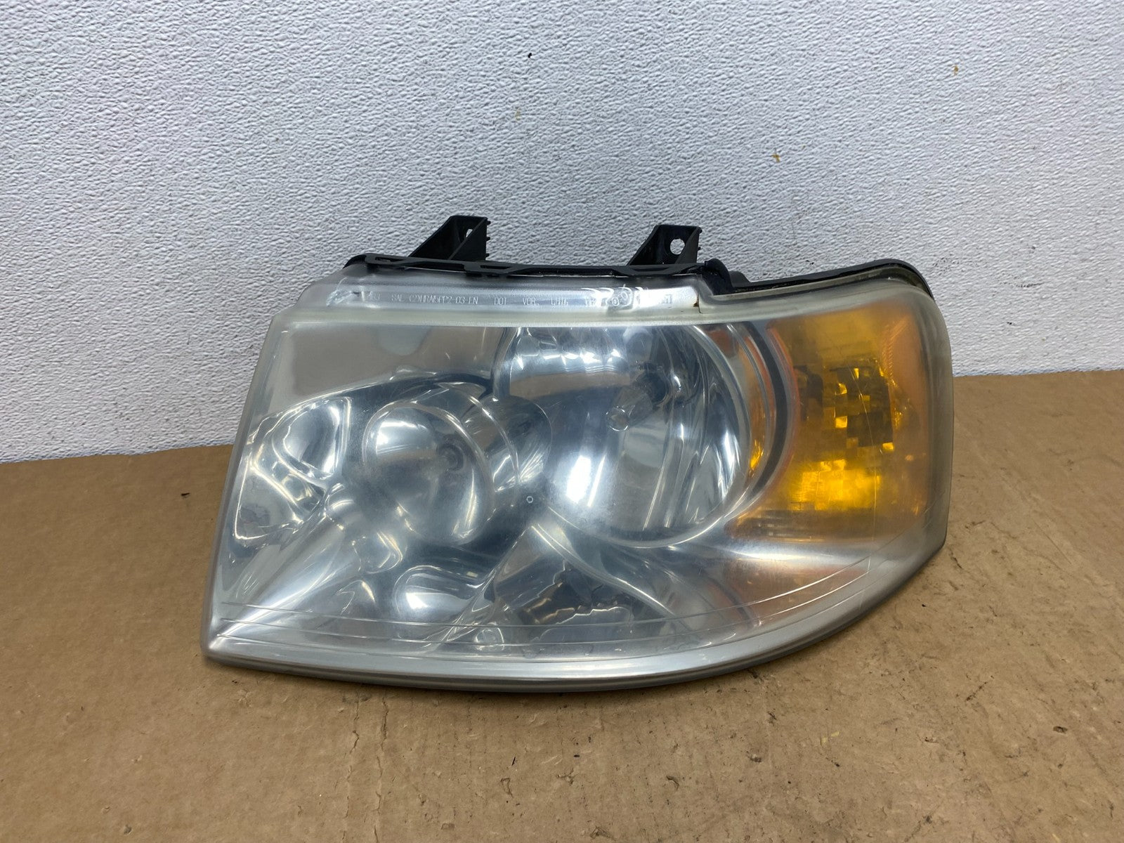 2003 - 2006 Ford Expedition Left Driver LH Side Headlight Halogen AD1315 DW0