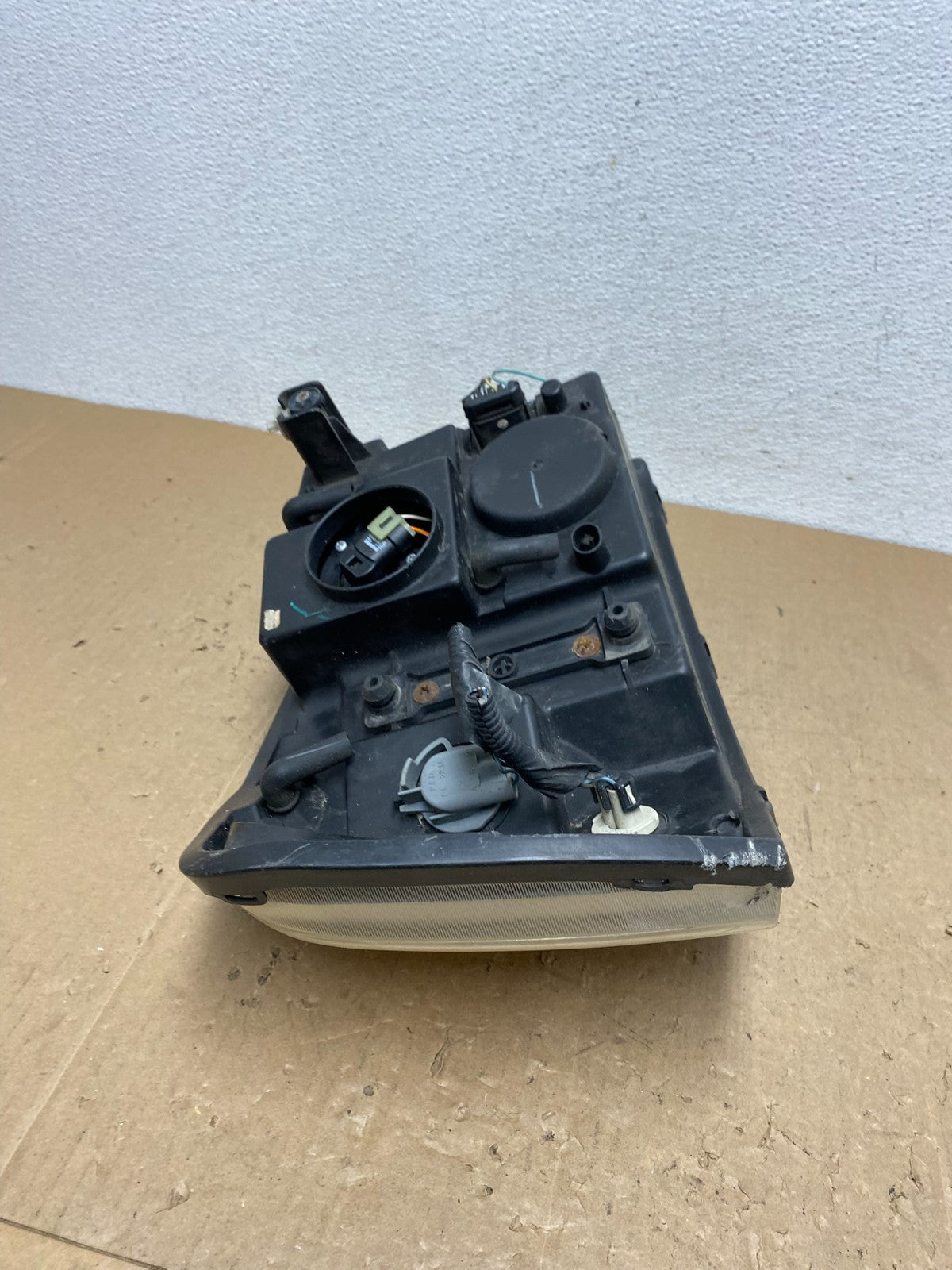 2002 to 2009 Gmc Envoy Left Driver Lh Side Headlight Halogen AC6087 DW8