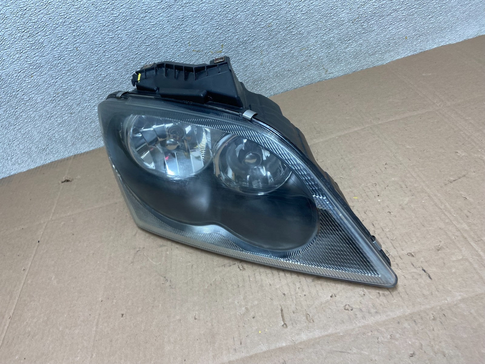 2004 to 2006 Chrysler Pacifica Headlight Right Passenger Halogen OEM Y1038 DW1